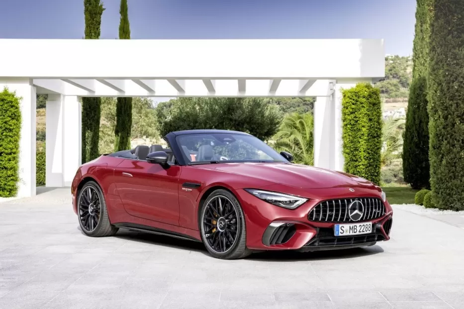 Vokiškos klasikos gerbėjams tai patiks: „Mercedes-Benz“ pristatė atnaujintą SL modelį