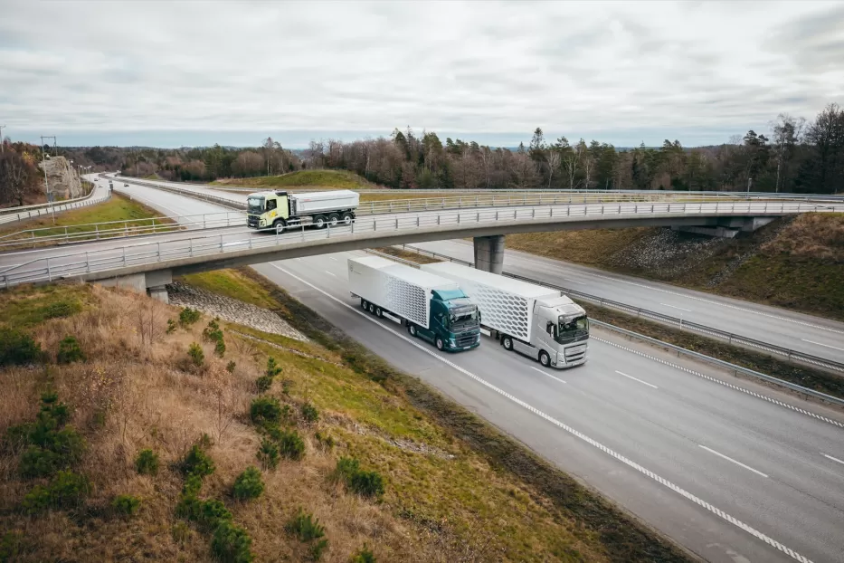 „Volvo Trucks“ turėtų patikti daugeliui: patobulinti sunkvežimių varikliai leis sutaupyti krūvą pinigų