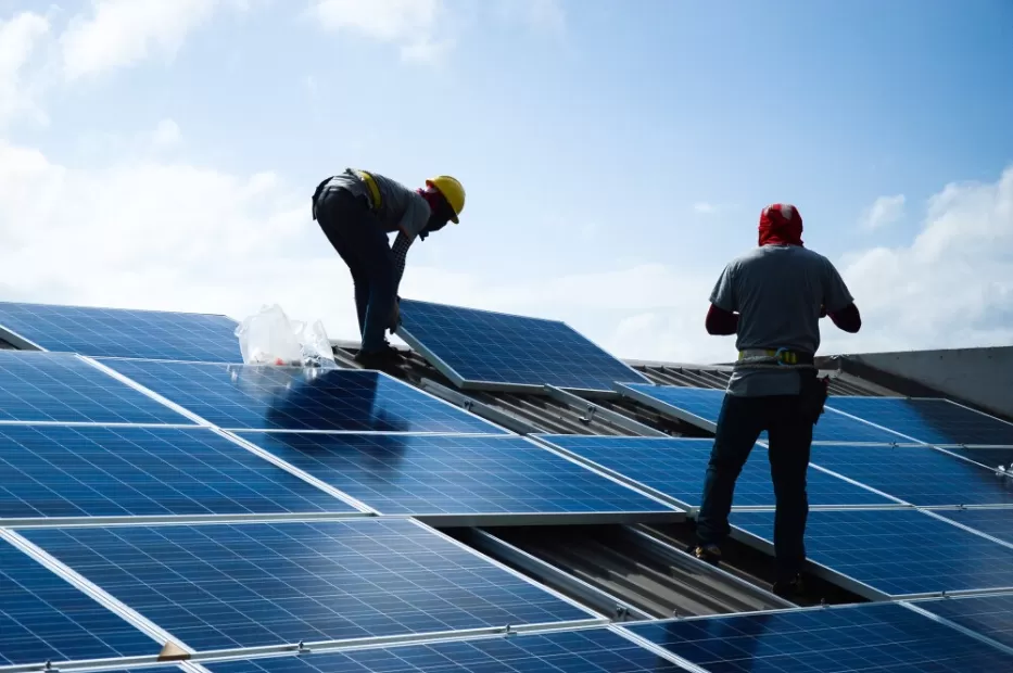 Susidomėjimas saulės elektrinėmis nemažėja: ESO prie tinklo prijungė 50 tūkst. gaminančių vartotojų