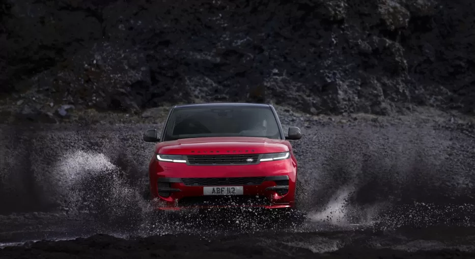 Pristatytas naujasis „Range Rover Sport“: įspūdingasis SUV pristatytas pasitelkiant neįtikėtinus triukus