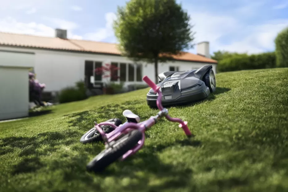Vejos pjovimas taps dar paprastesnis: pristatytas belaidis vejos robotas