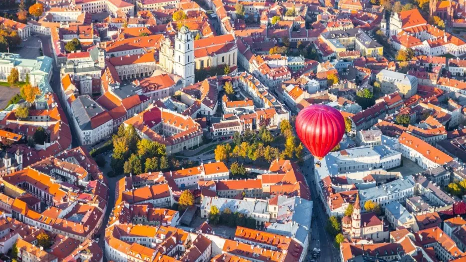 Vilnius pateko tarp „National Geographic“ ir „Trip Advisor“ rekomenduojamų miestų: kviečia pamatyti šventinę eglę ir aplankyti sostinės jubiliejui skirtus renginius