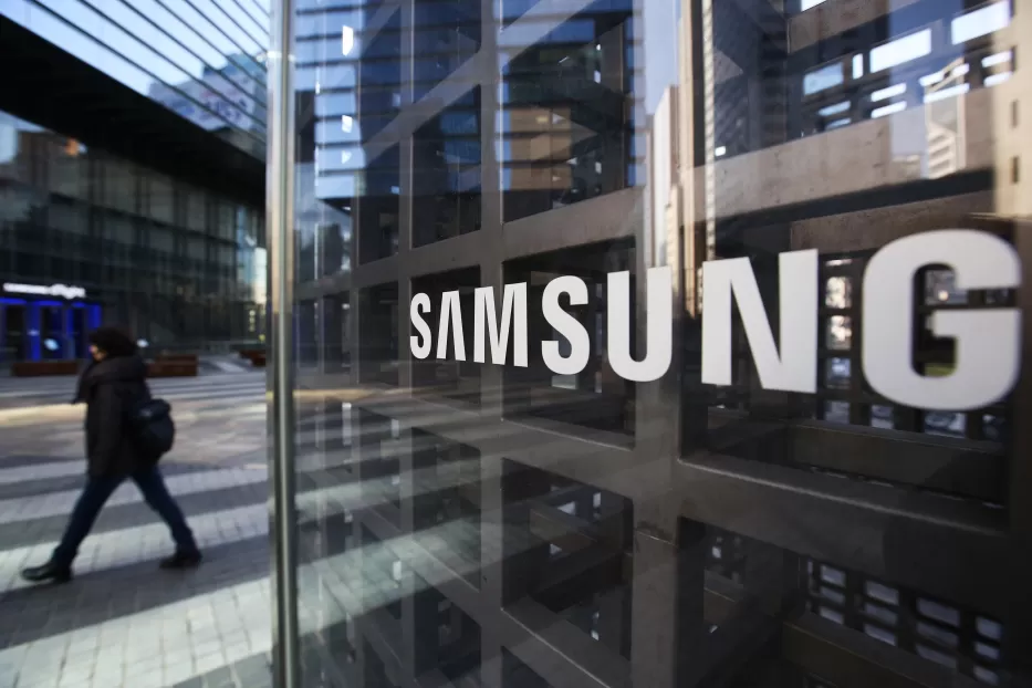 „Samsung“ telefonai gali sulaukti kardinalių dizaino pokyčių? Bendrovės gretas papildė buvęs „Mercedes“ dizaineris