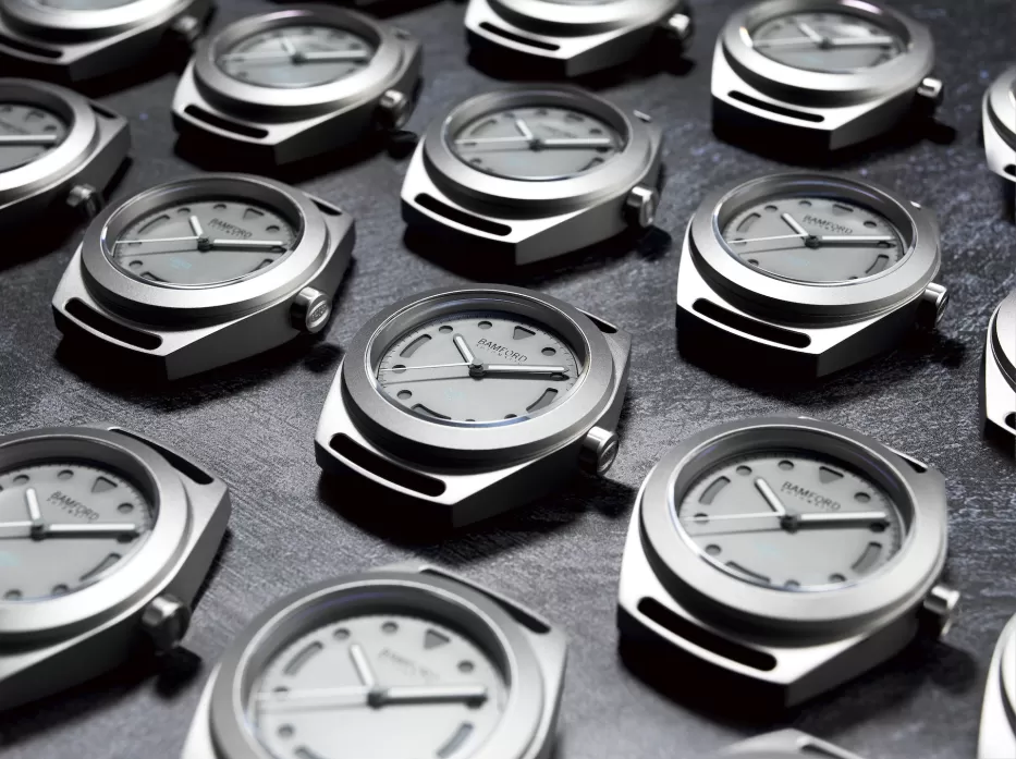 Tokių laikrodžių pagaminta tik 100 vienetų: „Bamford London“ pristatė „Land Rover Defender“ įkvėptą įrenginį, kaina privers išsižioti