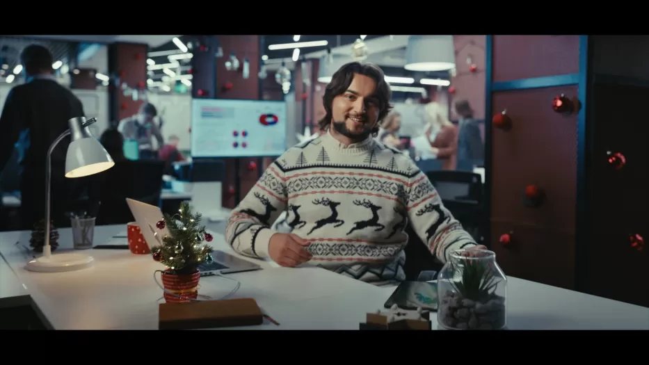 Kalėdinė „Tele2 Verslui“ reklama šmaikščiai žvelgia į šablonines šventines situacijas: ar jau sugalvojote, ką dovanosite partneriams?