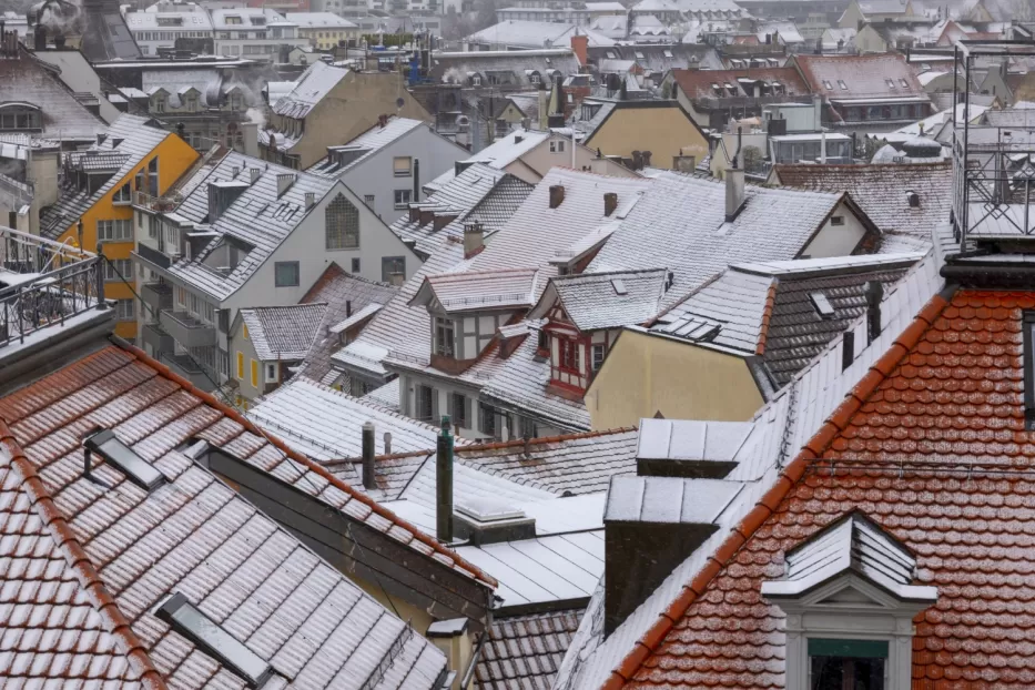 Kritinę sniego dozę gavę pastatų stogai gali ne tik įlūžti: kaip užkirsti kelią nelaimei