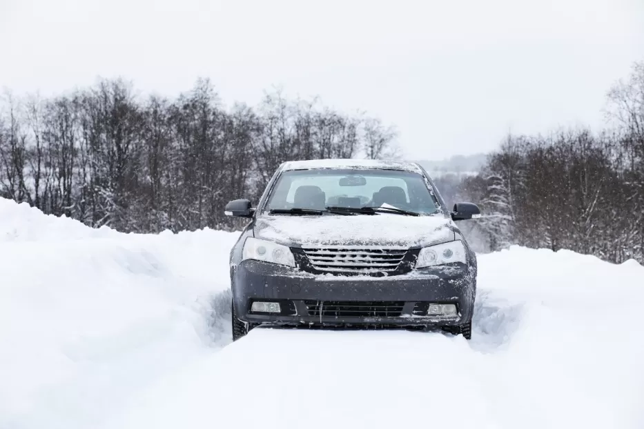 Žiemos metu – didžiuliai iššūkiai vairuotojams: ekspertai dalinasi patarimais, kurie padės išvengti net ir smulkiausių netikėtumų kelyje