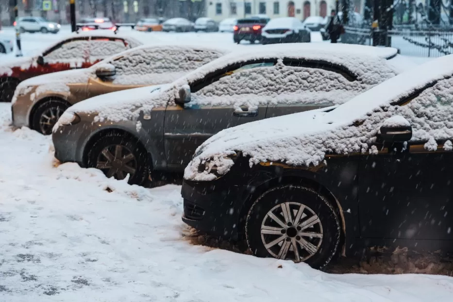 Vairuotojų nuostoliai stovėjimo aikštelėse: sniegas ir apsipirkimo karštinė sukėlė tikrą chaosą