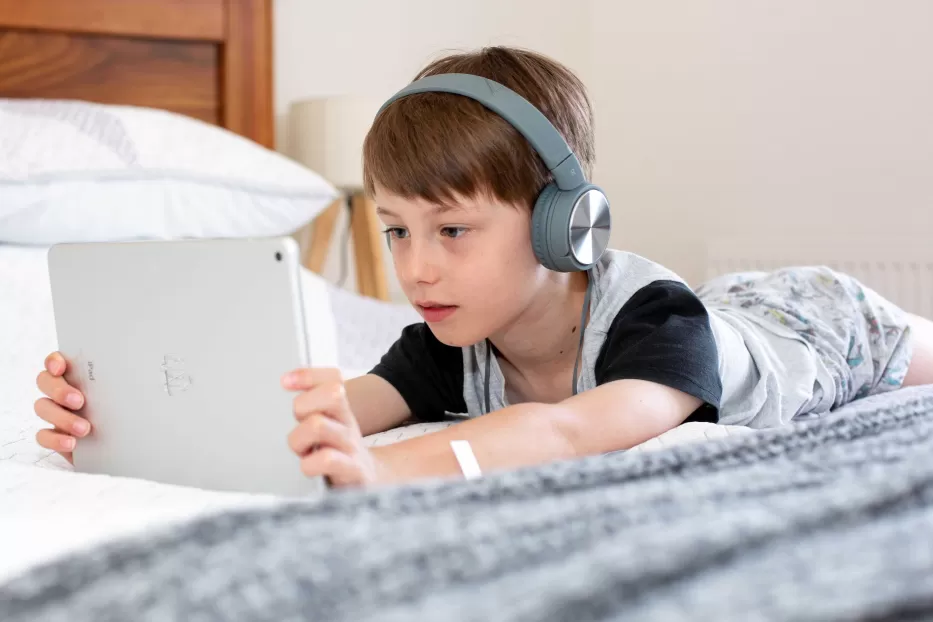 Vaikai, o gal mažieji programišiai? 5 triukai, kuriais jie apeina tėvų kontrolės nustatymus telefonuose ir kompiuteriuose