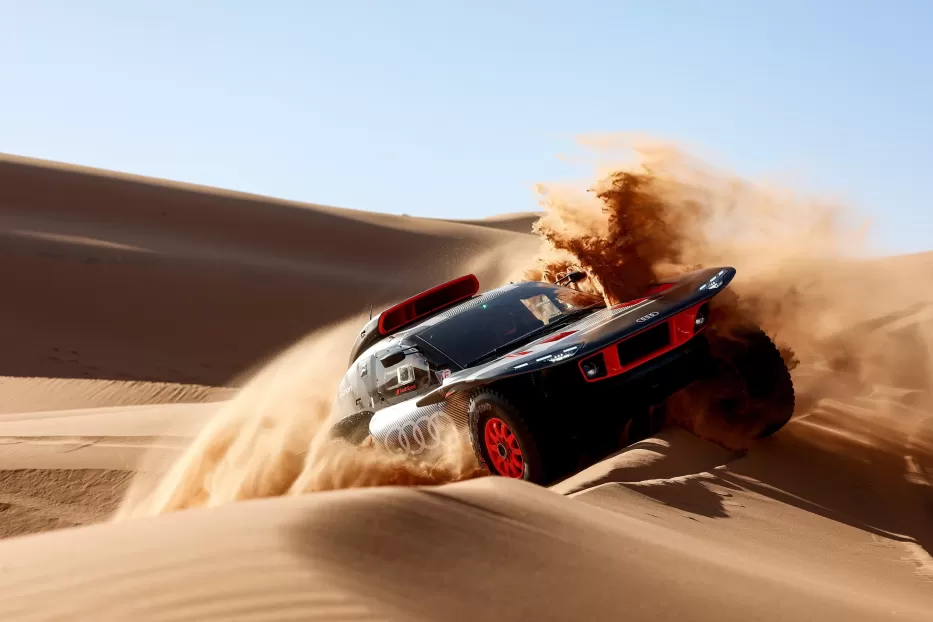 Pirmoji legendinio Dakaro diena pasiekė finišo tiesiąją: užfiksuotas elektrinių „Audi“ bolidų triumfas, puikius rezultatus pademonstravo ir lietuviai