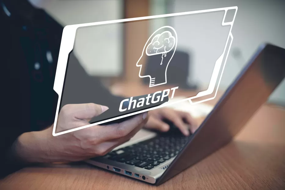 „Chat GPT“ darbe – išmanus pagalbininkas ar šabloniško turinio generatorius?
