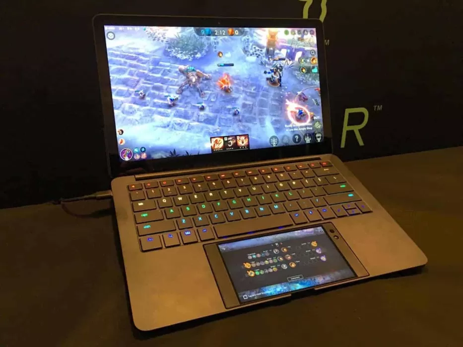 „Razer“ pristatė kompiuterio, veikiančio su išmaniuoju telefonu, prototipą (VIDEO)