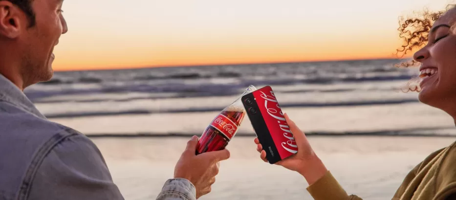 Išskirtinis telefonas gaiviųjų gėrimų mėgėjams: pademonstruotas riboto leidimo „Coca-Cola“ išmanusis, pamatykite tai pirmieji!