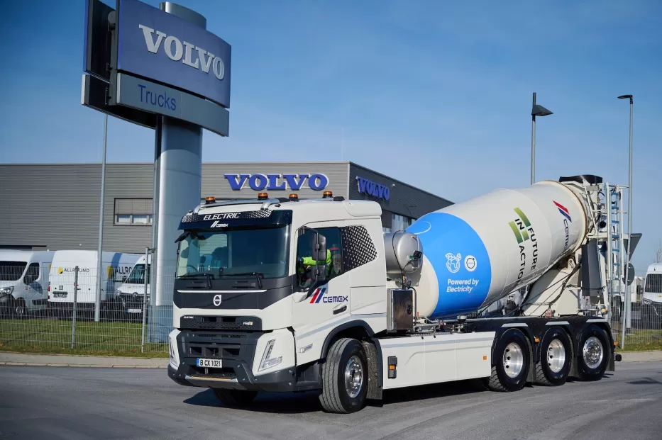 „Volvo Trucks“ pristatė pirmąjį elektrinį betonvežį bendrovei CEMEX