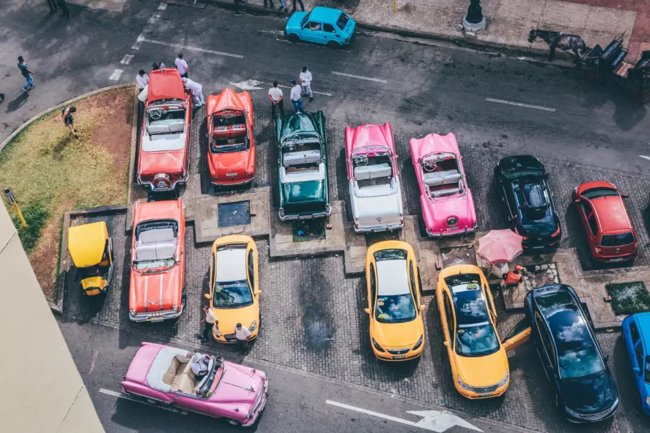 Tyrimas atskleidė, kokių spalvų automobiliai dažniausiai patenka į eismo įvykius