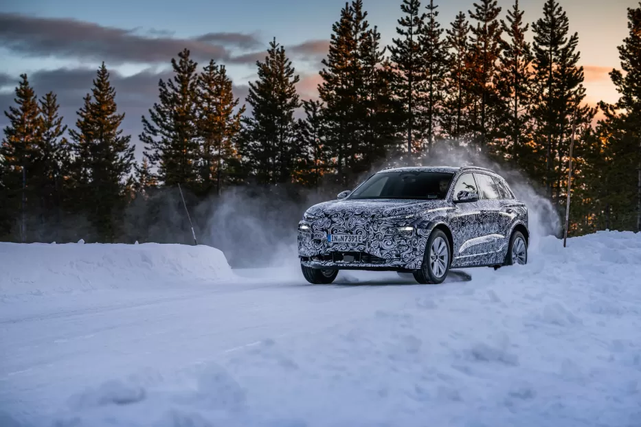 „Audi“ ištraukia kozirius – tolimojoje šiaurėje išbando į serijinę gamybą orientuotą „Q6 e-tron“ prototipą