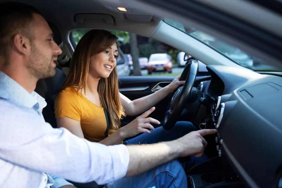 Vairuotojus tai varo iš proto: naujausia apklausa atskleidė, kas labiausiai erzina vairuotojus