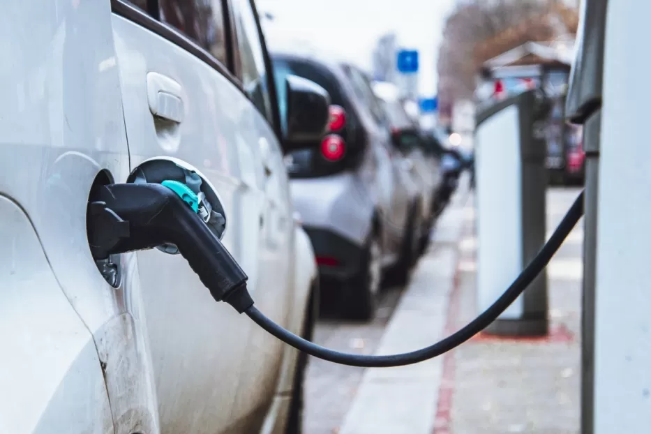 Europoje vien dyzelinių ir benzininių automobilių draudimu neapsiribojama: priimtas preliminarus nutarimas, kurį plojimais pasitiks elektromobilių savininkai