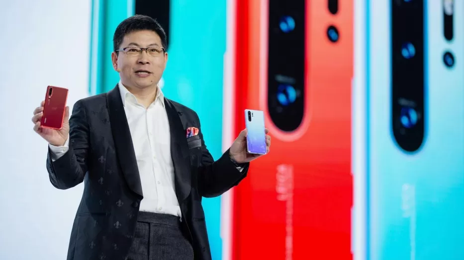 „Huawei“ vadovas nepraleido progos pasisakyti: kalbėdamas apie „Huawei“ progresą, pažėrė kritikos ir JAV technologijų milžinei