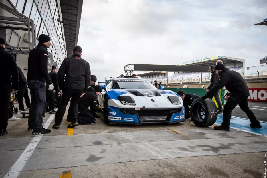 Lietuvis sužibėjo prestižinėse automobilių ištvermės varžybose „Ligier JSCup France“