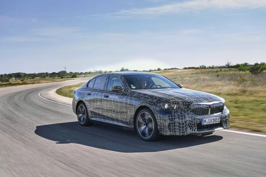 BMW ruošiasi naujo elektrinio šedevro pristatymui: jau anonsuojamas naujasis „BMW i5“ modelis
