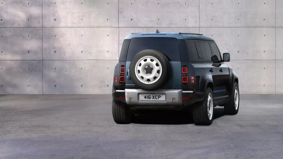 „Land Rover“ pristatė naująsias „Defender“ versijas: pademonstruoti du modeliai, aprūpinti įspūdingomis savybėmis