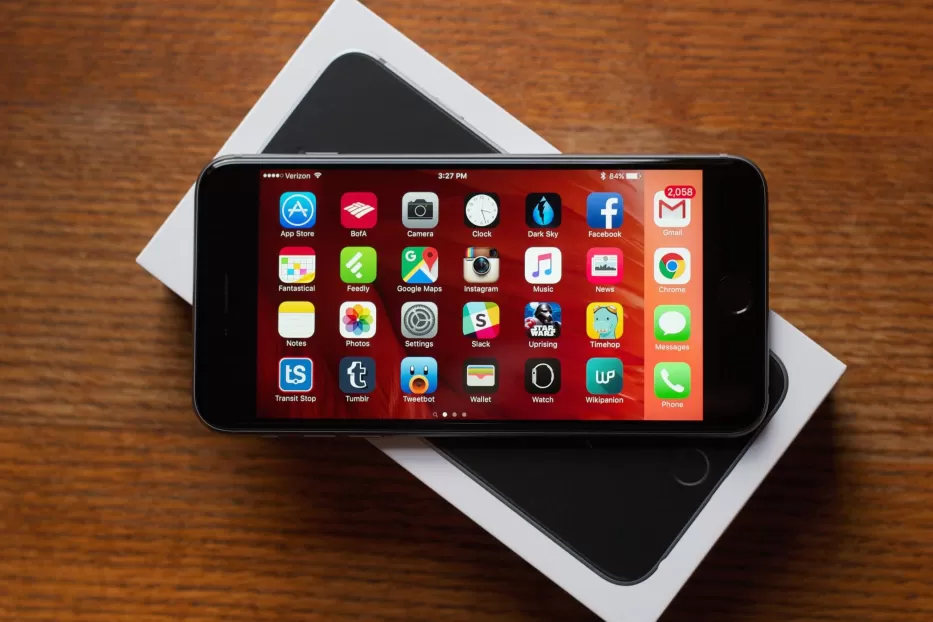 „Apple“ problemos niekaip nesibaigia: kompanija ir vėl turi bėdų dėl telefonų lėtinimo