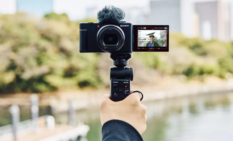 „Sony“ pristatė naująją vlog kamerą „ZV-1 II“: nustebins ne tik itin patrauklia kaina, bet ir itin plataus kampo priartinančiu objektyvu