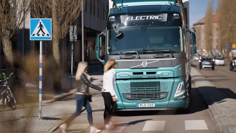 „Volvo Trucks“ pristatė išskirtinius saugumo patobulinimus: pademonstruota saugumo gama, kuri užtikrins dviratininkų ir pėsčiųjų saugumą