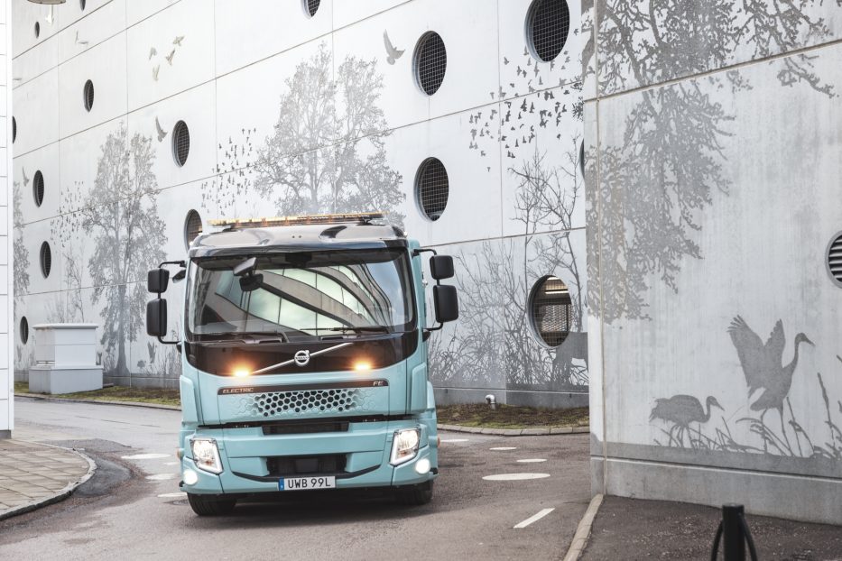 „Volvo“ pristato daugiau nuvažiuojančius elektrinius sunkvežimius, paaiškėjo kiek galės įveikti vienu įkrovimu