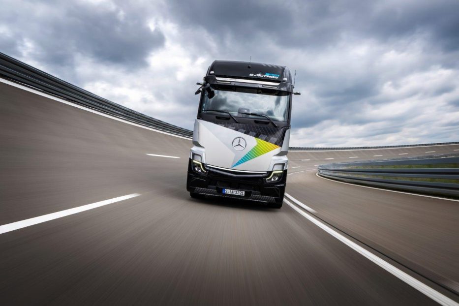 Elektrinių sunkvežimių rinkoje laukiamas naujas lyderis: naujausią savo šedevrą pristatyti ruošiasi ir „Mercedes-Benz“