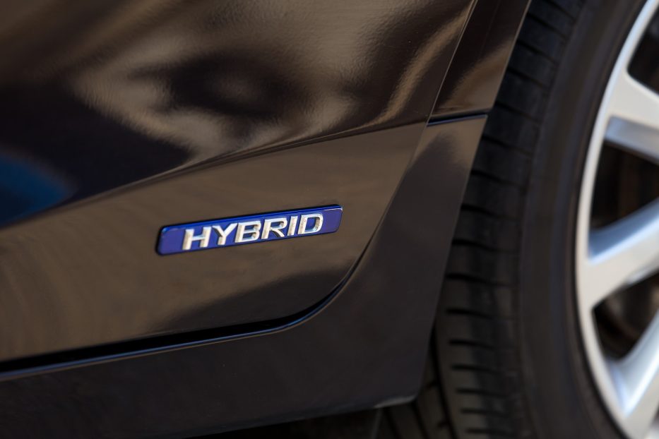 Daugelis gamintojų atsisako vidaus degimo variklių: hibridiniai automobiliai yra kompromisas ar evoliucija?