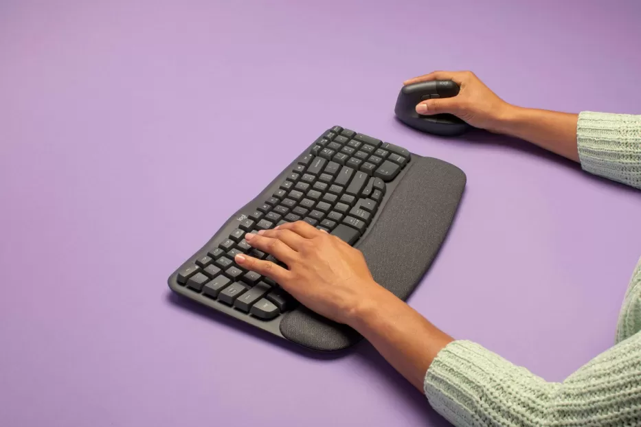 „Logitech“ pristatė naująją „Wave Keys“ klaviatūrą: naujausi sprendimai užtikrins didesnį naudotojų komfortą ir gerovę