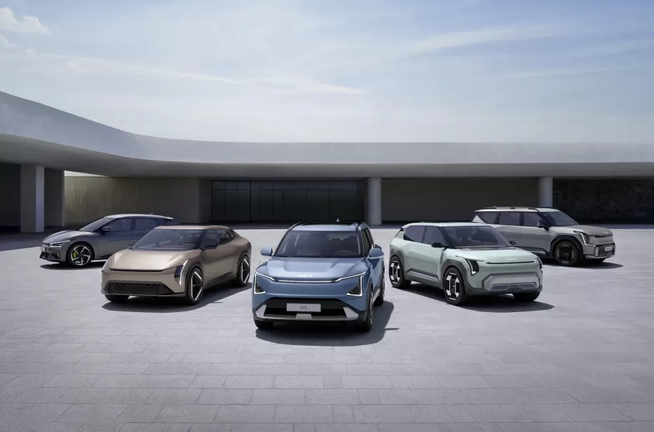 „Kia“ drebina automobilių rinką: pristatė ne tik naująjį „EV5“ modelį, bet ir duo ateities automobilius