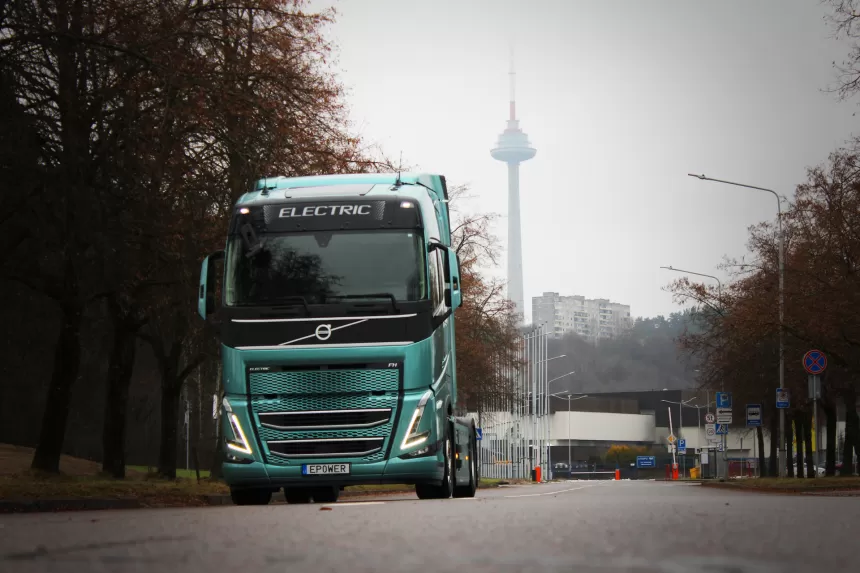 „Volvo Trucks“ elektriniui sunkvežimiui – išskirtinis pripažinimas: pelnė „Tarptautinio metų sunkvežimio 2024“ apdovanojimą