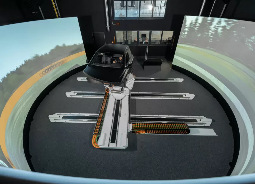 „Continental“ testuoja naują važiavimo simuliatorių: pažangi sistema leis gerokai sutrumpinti naujų modelių kūrimo laiką
