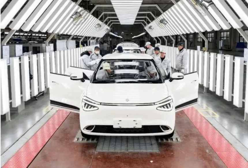 Kinai sukūrė neįtikėtinai pigų automobilį: „Nammi 01“ modelis pasiūlys dėmesio vertas savybes už neįtikėtinai žemą kainą, tačiau europiečiai mokės kone dvigubai daugiau