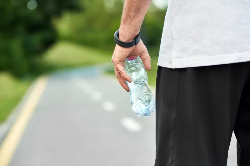 Naujausias tyrimas atskleidžia įdomius faktus: gerdami vandenį iš plastikinių butelių tuo pačiu vartojame ir nanoplastiką