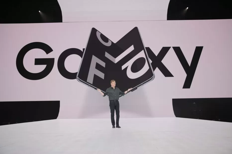 Pagaliau oficialiai pristatytas sulenkiamas „Samsung Galaxy Fold“ išmanusis