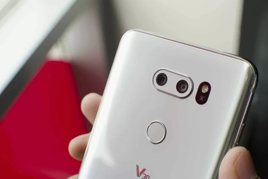 Atnaujintas „LG V30“ su dirbtiniu intelektu bus pristatytas per „MWC 2018“