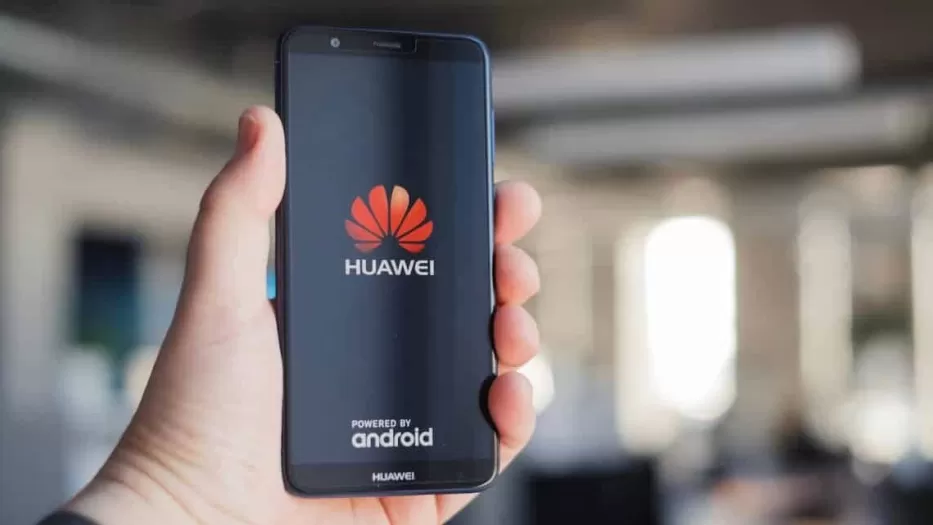 Kinijoje visiškai atsitiktinai aptikta „Huawei“ klastočių gamykla, rasta nemažai telefonų