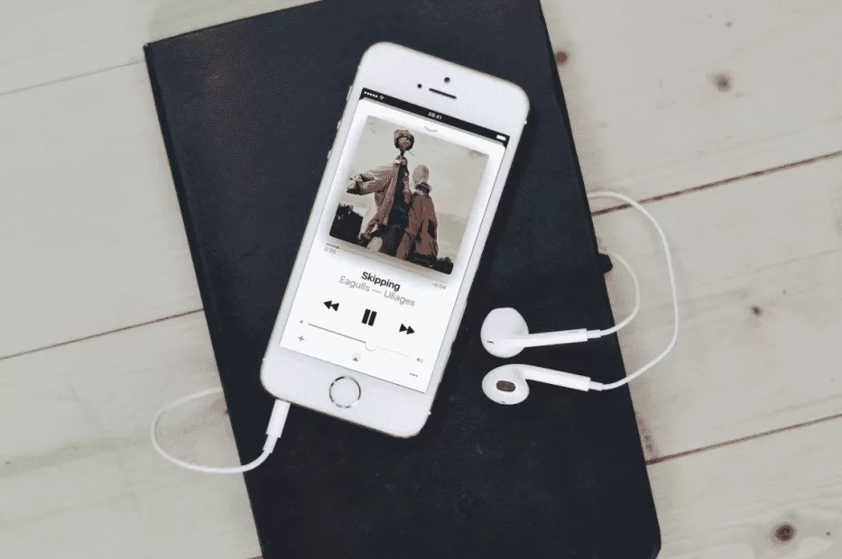 Kaip pasidalinti klausomos muzikos garsais su draugu iOS 13?