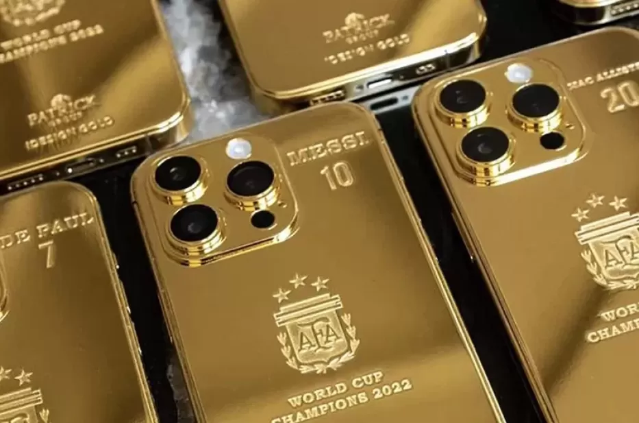 Argentinos futbolo superžvaigždė apdovanojo čempioniškos komandos narius: kiekvienas gavo specialius „iPhone“ išmaniuosius telefonus