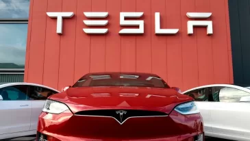 „Tesla“ fiksuoja ženkliai sumažėjusius pardavimus: susidomėjimas elektromobiliais blėsta, konkurencija – auga