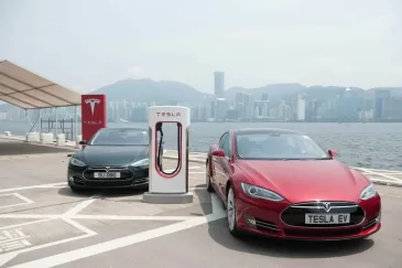 „Tesla“ susigrąžino elektromobilių lyderės pozicijas: aplenkė Kinijos milžinę, paaiškėjo, kas tai nulėmė