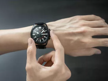 „Samsung“ netrukus gali gerokai atnaujinti savo išmaniuosius laikrodžius: už poros metų debiutuosiantys „Galaxy Watch“ produktai gali turėti naujos kartos baterijas, tai keis situaciją iš esmės