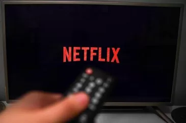 Kai kurie „Netflix“ naudotojai sulaukė blogų naujienų: bendrovė jau panaikino pigiausias prenumeratos planą, vartotojams teks mokėti brangiau