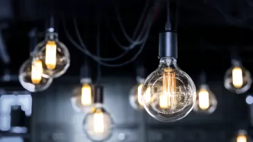 132-eji metai nuo pirmos elektros lemputės Lietuvoje įžiebimo: energetikai kviečia „pasimatuoti“ jų profesiją