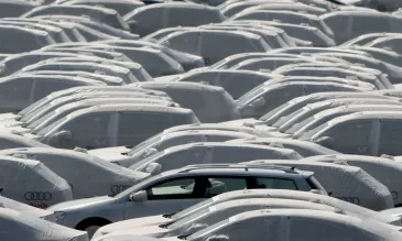 Tokių skaičių automobilių rinkoje dar nėra buvę: gamintojai susiduria su dar neregėtais vėlavimais, ekspertai įvardijo pagrindines to priežastis