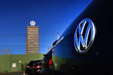 „Volkswagen“ problemos niekaip nesibaigia: prakalbus apie gamyklų uždarymą ir darbo vietų mažinimą – darbuotojai pagrasino streikuoti